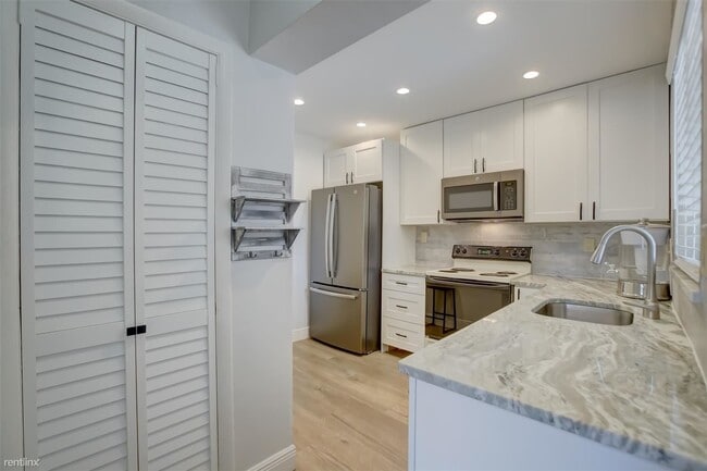 Building Photo - 2 br, 2 bath Condo - 1450 N Riverside Dr A...