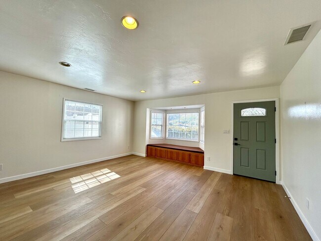 Foto del edificio - Beautifully remodeled 3 Bed, 2 Bath in the highly desirable neighborhood of Clairemont!!