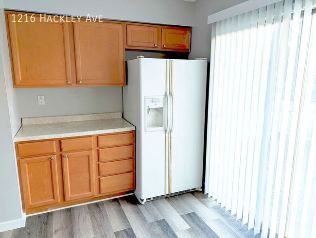 Foto del edificio - 1216 Hackley Ave