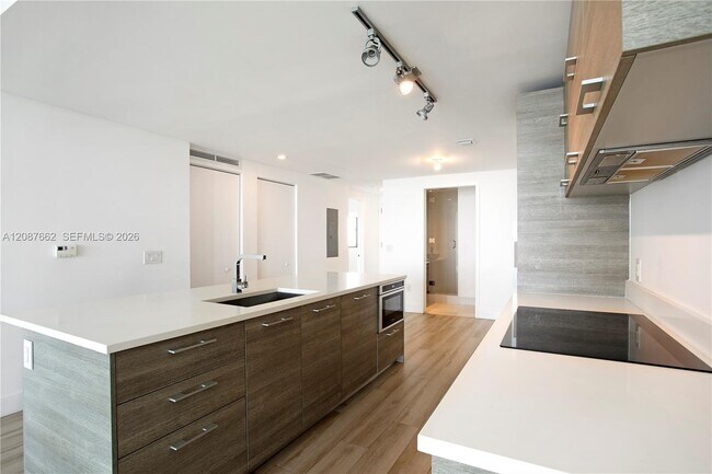 Foto del edificio - 650 NE 32nd St