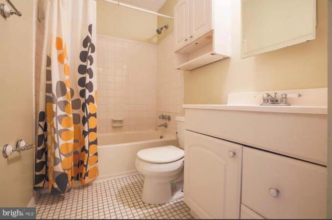 Building Photo - This Beautiful 3 bedroom home has a finish...