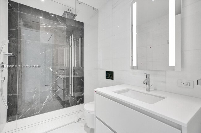 Building Photo - 300 Biscayne Blvd Way