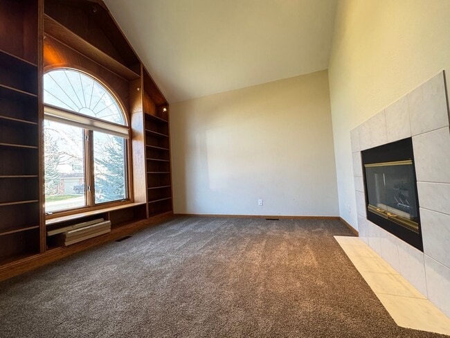 Building Photo - Spacious home in English Ranch