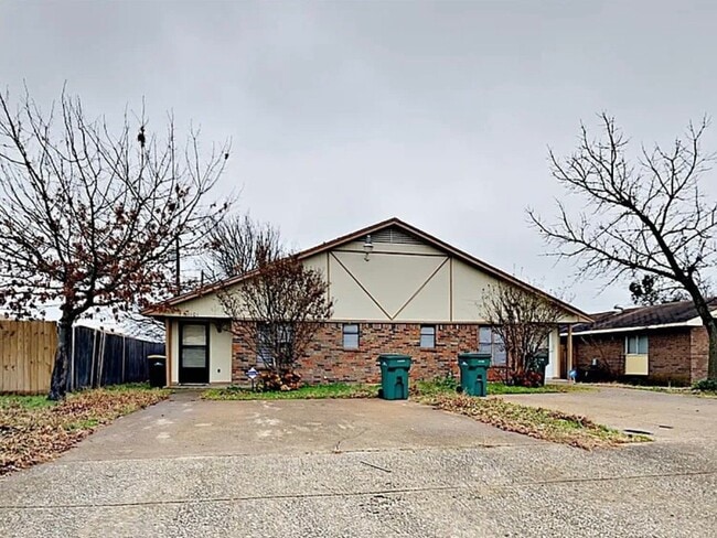 Building Photo - 1101 Suburban St