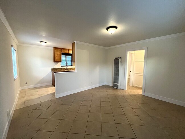 Building Photo - Renovated Apartment Steps to the Beach - W...