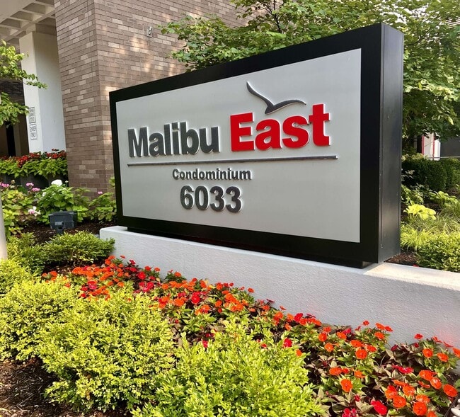 Building Photo - 6033 N Sheridan Rd