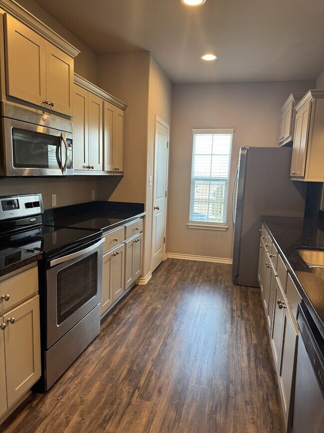 Building Photo - Welcome Home!!