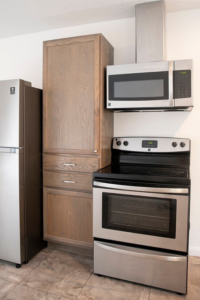 Building Photo - 605 Orangewood Dr