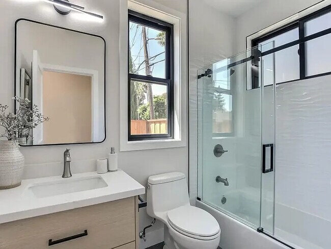Acabados de diseño en el baño - 200 Mountain View Ave