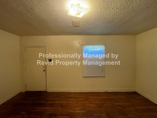 Building Photo - Quaint 2 Bedroom Home off Park and Highland!