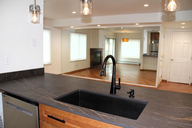 Foto del edificio - 35 Lower Woodbridge Rd