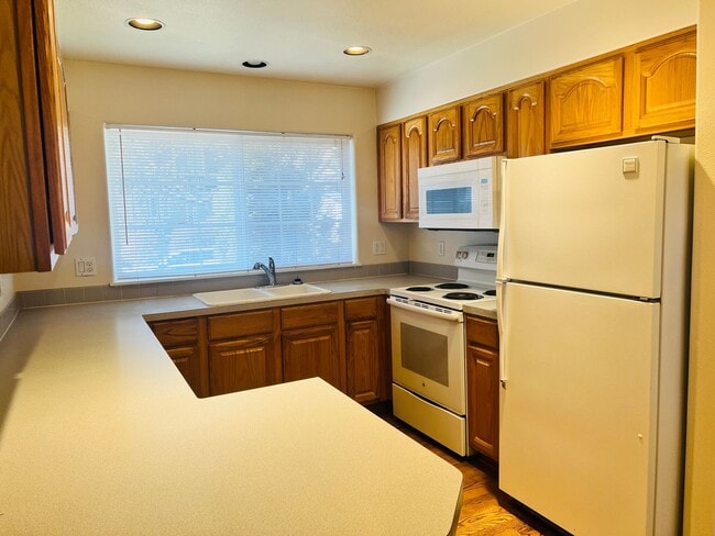 Building Photo - Spacious 3-Bedroom Hillsboro Duplex Featuring High Ceilings, Garage & Green Space