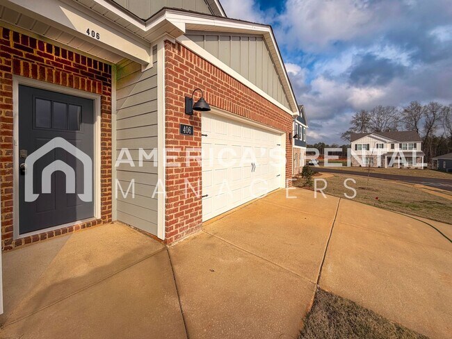 Building Photo - Sign a 13-month lease by 3/15/2026 and receive a leasing incentive equal to one month’s rent, app...