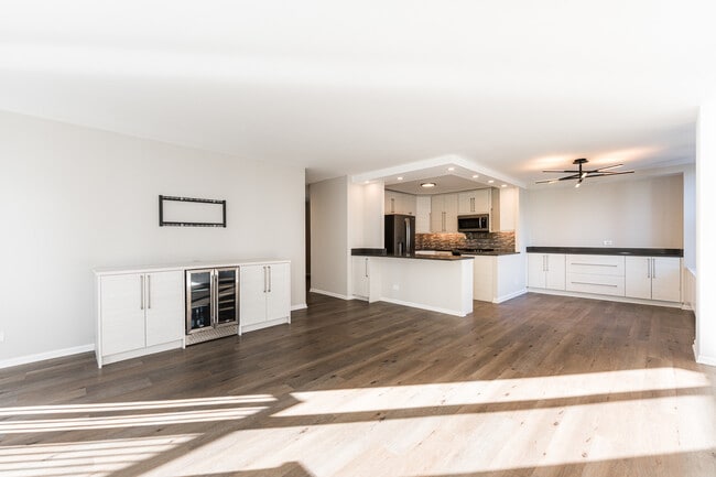 Building Photo - 400 E Randolph St