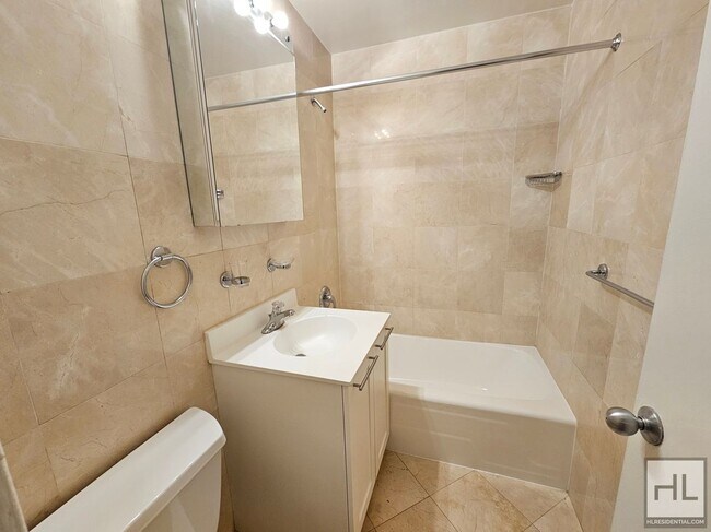 Foto del edificio - Corner 1-Bedroom with Open Views | 12th Floor, Union Square Luxury Building