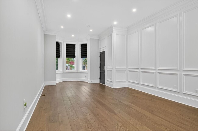 Building Photo - Available Now! 2 Bed // 2.5 Bath Between U...