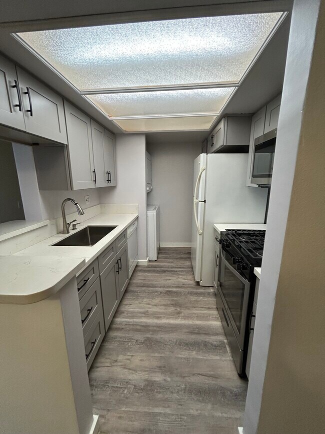 Kitchen with fridge, dishwasher, stove, mic.oven, washer-dryer - 424 Oak St