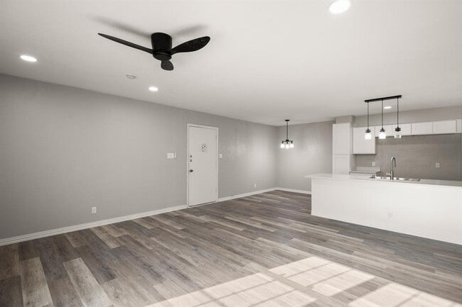 Building Photo - 910 Duncan Ln