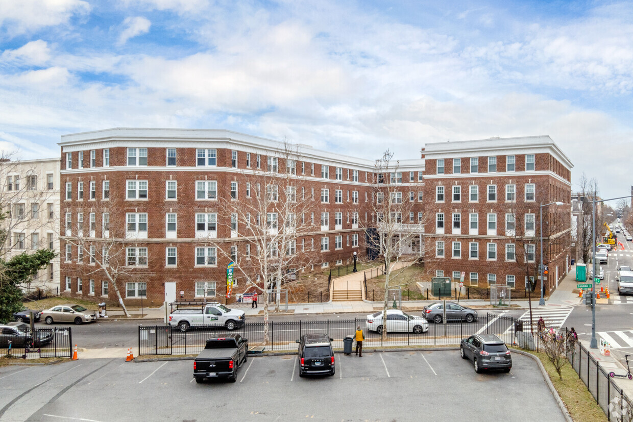 Primary Photo - Maycroft Apartments