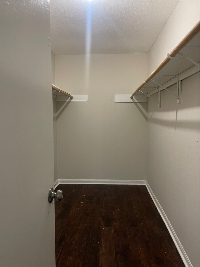 Foto del edificio - 7715 Rolling Ridge Dr