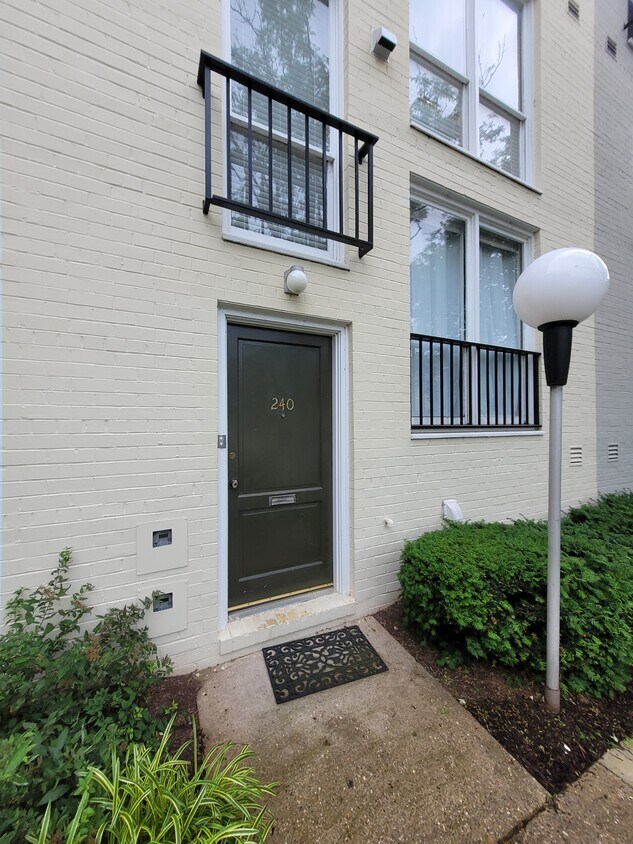 Primary Photo - 240 G St SW