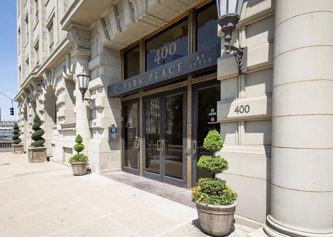 Building Photo - 400 Pike St