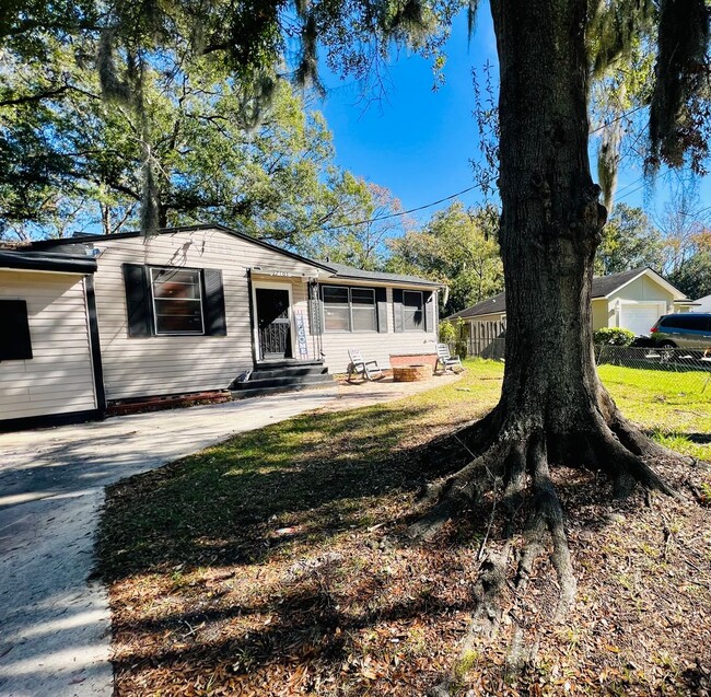 Building Photo - Family home N Jacksonville