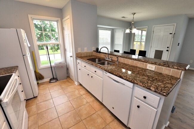 Building Photo - 496 Carnation Ct