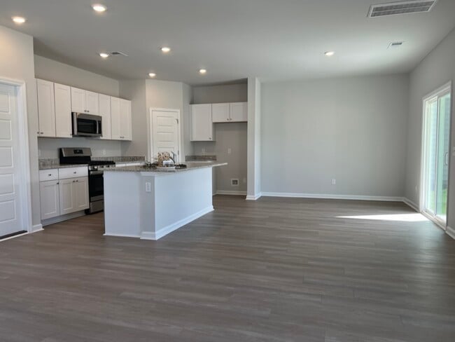 Building Photo - 717 Pine Warbler Ln