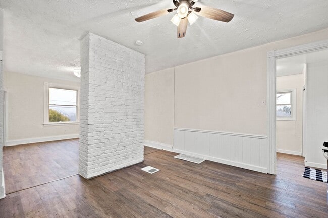 Building Photo - Stunning 2 bedroom home in Port Vue available August 1!