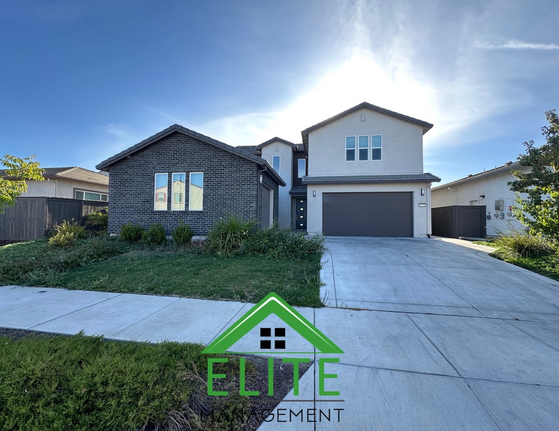 Primary Photo - Spacious 5-Bedroom Home with Private In-La...