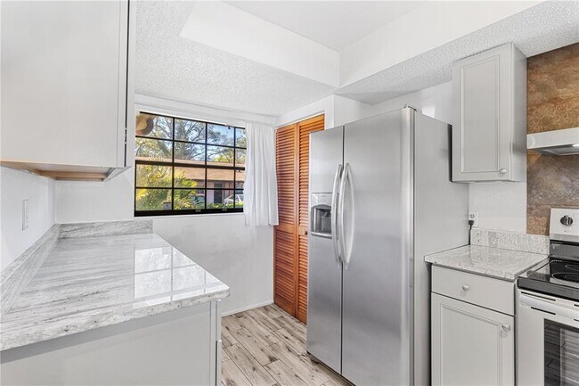Foto del edificio - 13250 Ridge Rd S