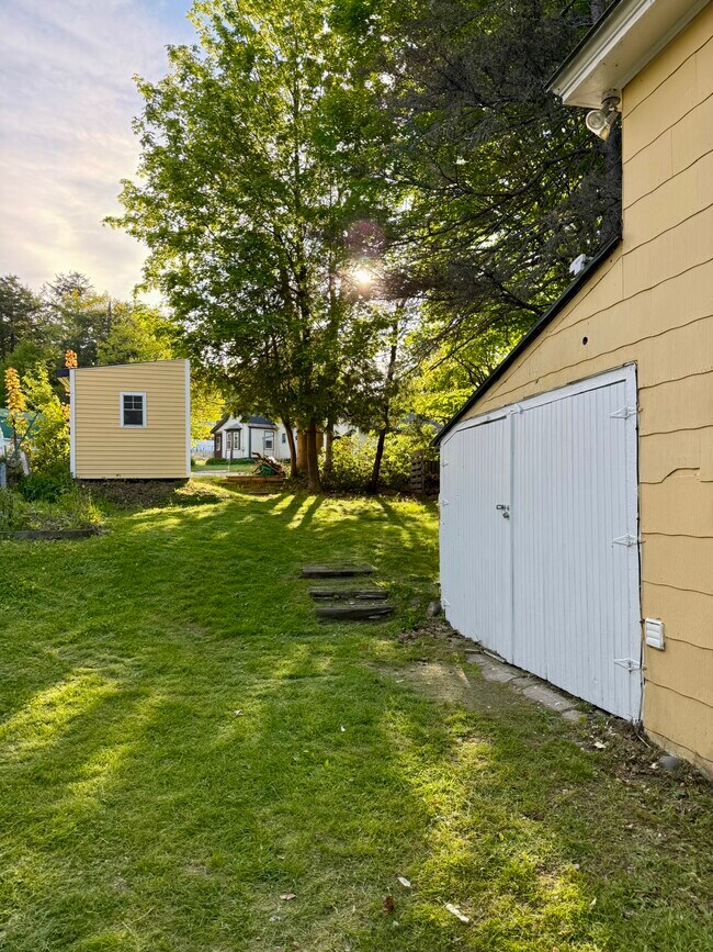 dos cobertizos de almacenamiento: un cobertizo adosado en la parte trasera de la casa y un cobertizo independiente en Luxton St. - 630 Prospect Ave