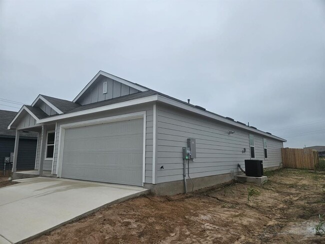Building Photo - 2329 Silvercloud Dr