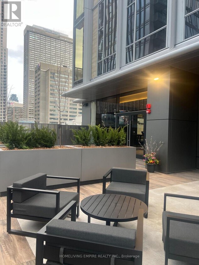 Photo principale - 11-2211 Yorkville Ave