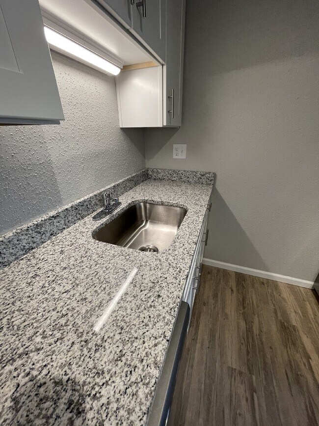 Building Photo - Stylish 1-Bedroom Renovated Apartment with...