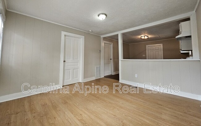 Building Photo - 701 S Lorraine St
