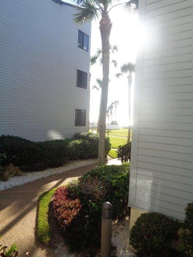 Foto principal - MacArthur Beach & Racquet Club 1BR/1BA Condo