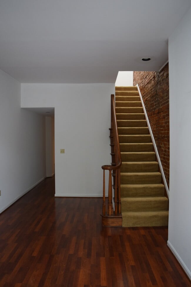 Foto del edificio - 116 E 5th St