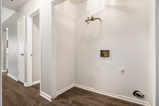 Building Photo - 5472 Glen Haven Dr