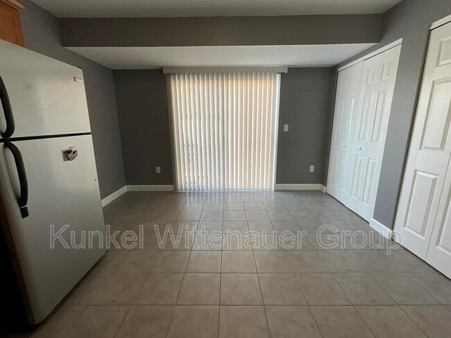 Building Photo - 700 Fountain View Dr