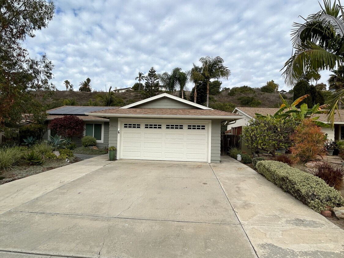 Foto principal - 3 Bedroom Home In Oceanside with Sun Room