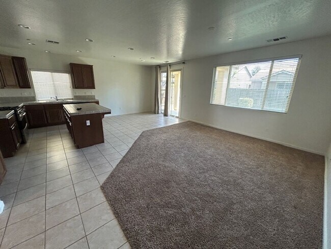 Foto del edificio - 3 bedroom 2 bath home in South East Visali...