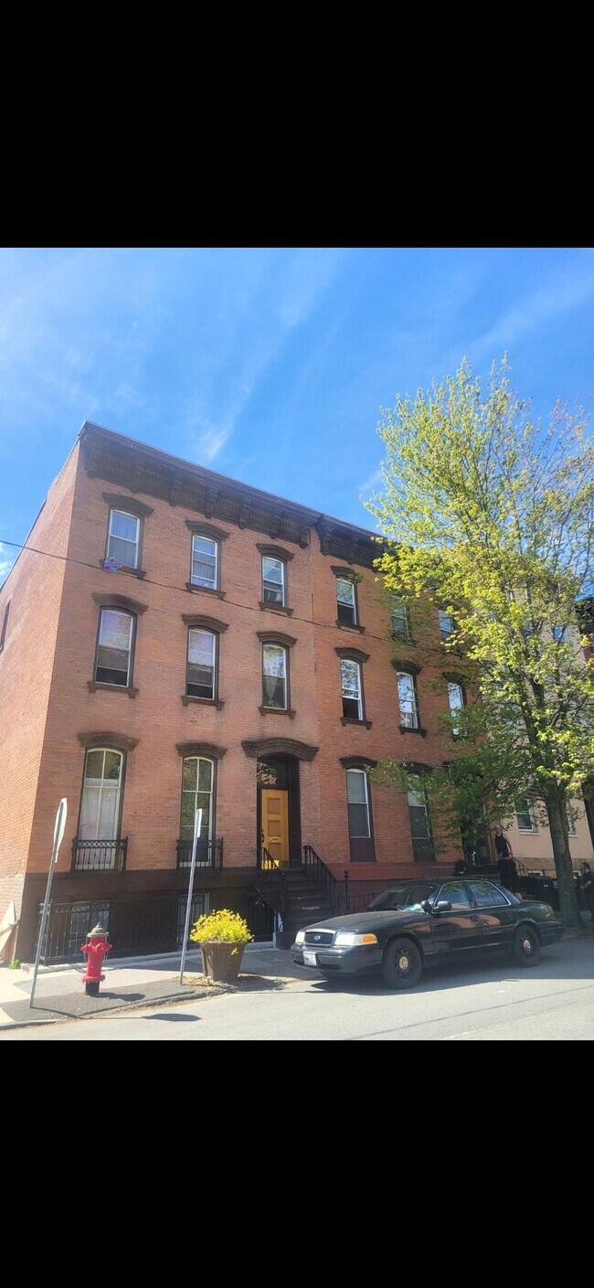 Building Photo - 153 1st St