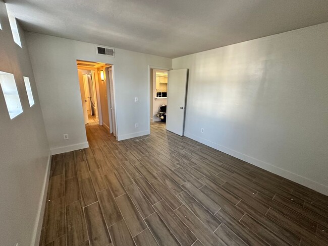 Building Photo - Move -in Special: Cute 2 bed 1 bath Condo ...