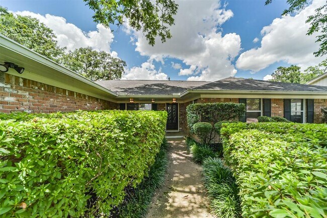 Building Photo - 9910 Pine Lake Dr