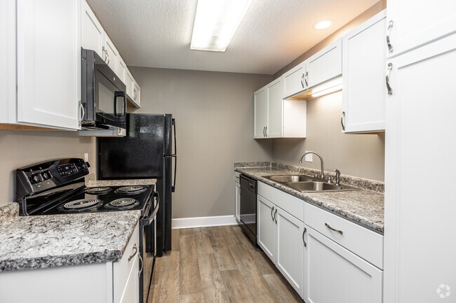 2BR, 1.5BA - Sun Room Large/1,070 SF - Regency Woods