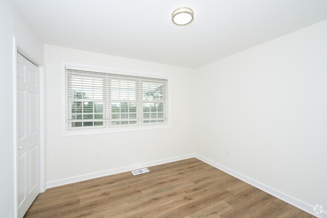 2BR, 2BA - 1,000SF - Bedroom 2 - Normandy Hill Apartments
