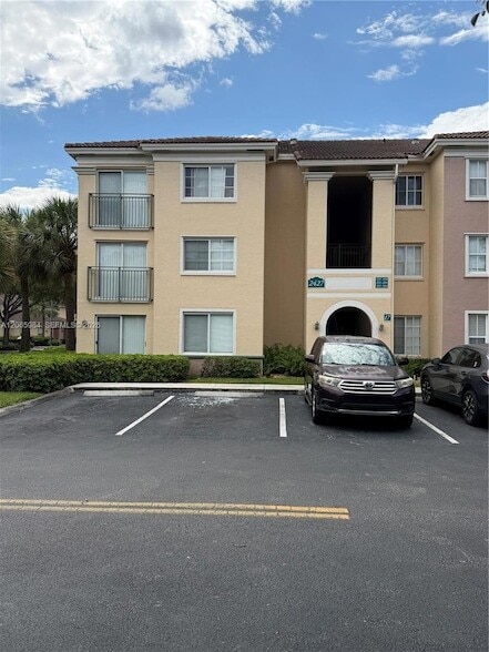 Building Photo - 2427 Centergate Dr