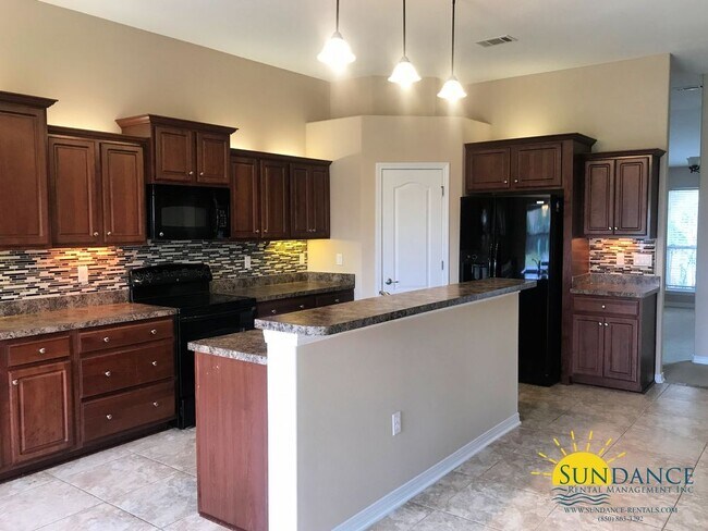 Foto del edificio - Spacious 4 Bedroom Home in Navarre
